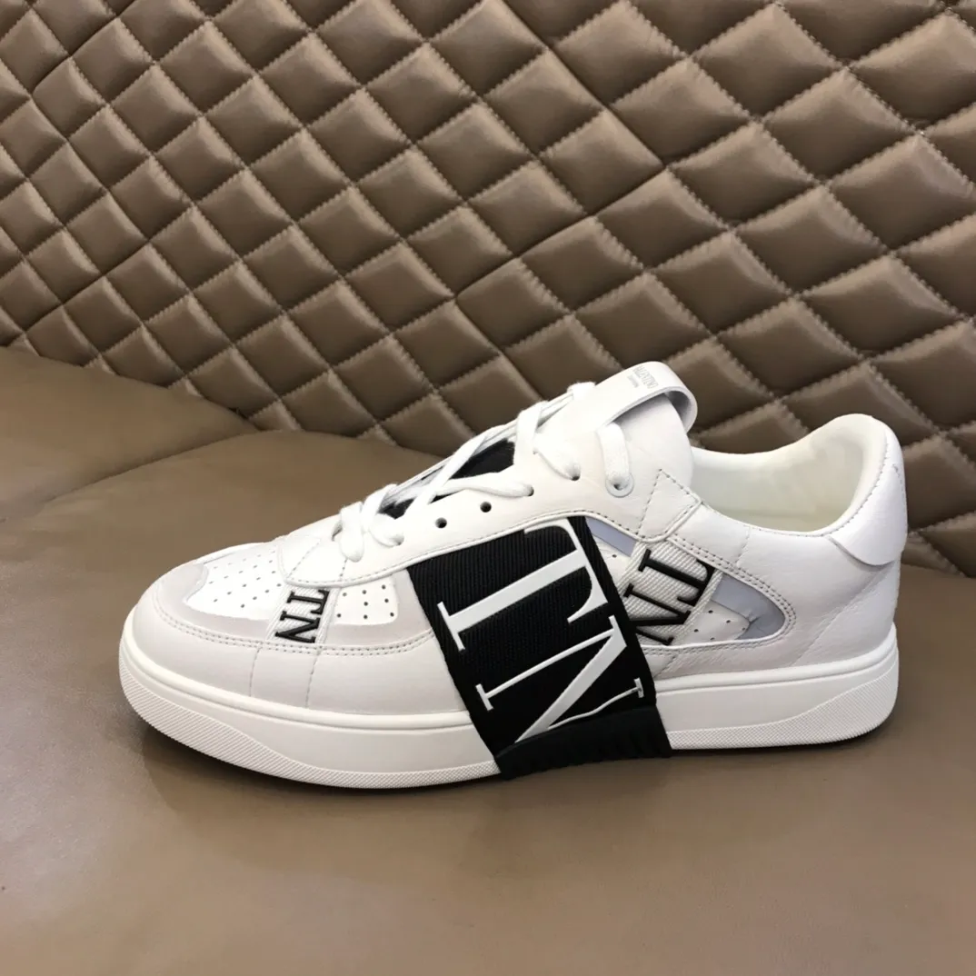 p440 "Valentin*" new spring and summer calfskin lace-up sneakers. No man should be able to refuse these shoes. The classic color scheme is so handsome! Purchase a high-precision replica of the original version to instantly sell off the market currency! 6 VLTN logo rubber effect straps - Valentino Garavani Logo printed on the back and tongue, all materials are customized to ensure quality! Size: 38-44